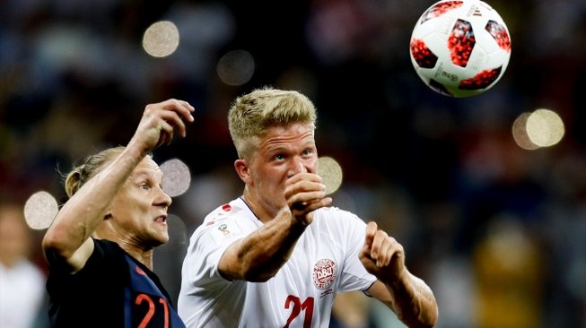 Pemain Kroasia Domagoj Vida dan pemain Denmark Domagoj Vida berebut bola. (Anadolu)