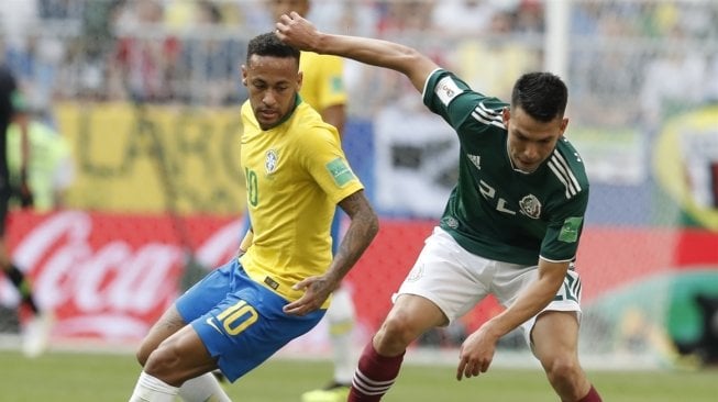 Penyerang Timnas Meksiko, Hirving Lozano (kanan) dibayangi penyerang Brasil, Neymar Jr (Anadolu Agency)