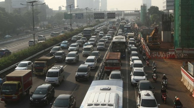 Suasana arus lalu lintas pada hari pertama uji coba perluasan kawasan ganjil genap di Jalan MT Haryono, Jakarta, Senin (2/7). 