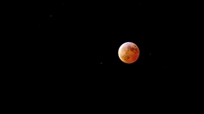 Penampakan Meteorit Tabrak Bulan Saat Super Wolf Blood Moon