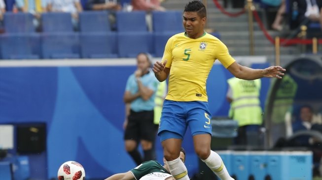 Gelandang jangkar Timnas Brasil, Casemiro (atas) beraksi di laga kontra Meksiko (Anadolu Agency)