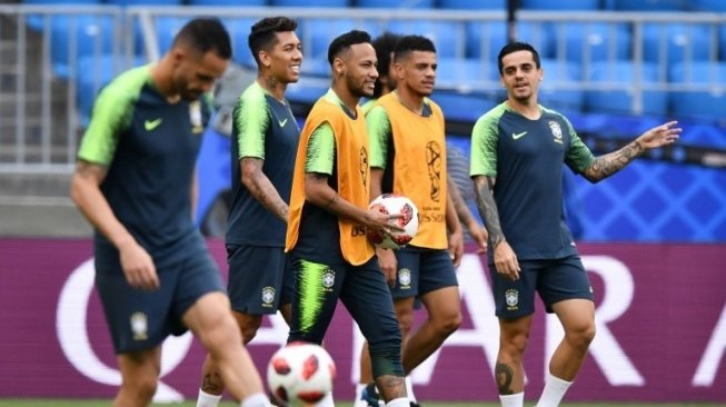 Neymar dan para pemain Brasil lainnya melakukan latihan. Fabrice COFFRINI / AFP