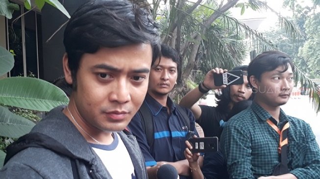 Kriss Hatta usai diperiksa di Polda Metro Jaya, Senin (2/7/2018). [suara.com/Ismail]