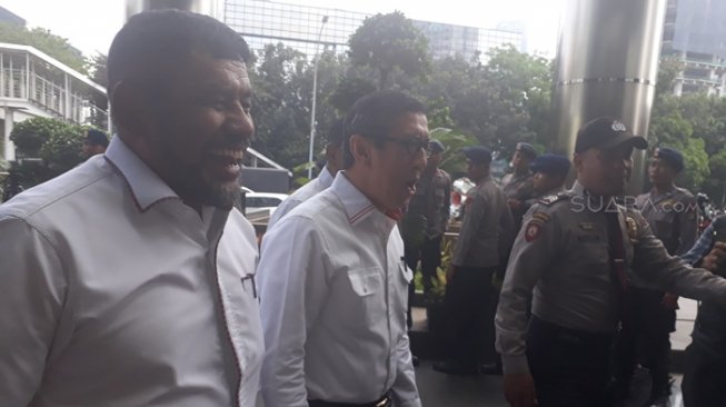 Berkemeja Putih, Menkumham Yasonna Diperiksa KPK soal e-KTP