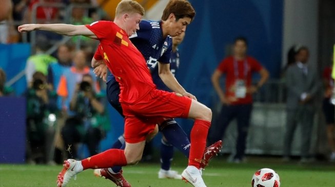 Gelandang Belgia, Kevin De Bruyne, berebut bola dengan pemain Jepang dalam pertandingan 16 Besar Piala Dunia 2018 yang dimenangkan Belgia dengan skor 3-2 di Rostov Arena, Rusia, Selasa (3/7) dini hari WIB. [Anadolu]