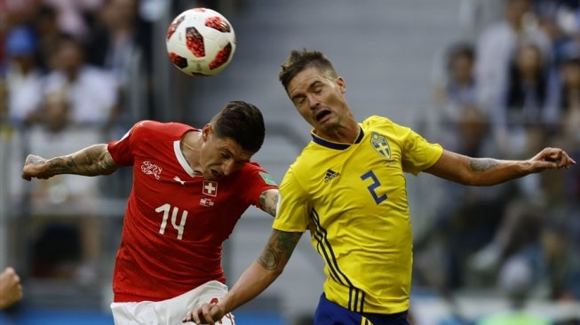 Gelandang serang Timnas Swiss, Steven Zuber (kiri) berduel udara dengan fullback Swedia Mikael Lustig (Anadolu Agency)