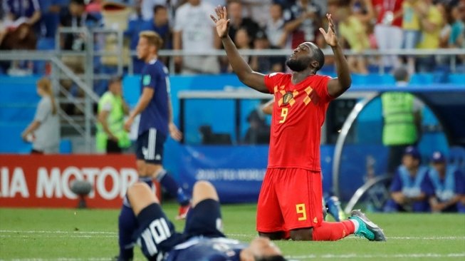 Striker Belgia (kanan), Romelu Lukaku, bersyukur usai timnas negaranya menang 3-2 atas Jepang dalam 16 Besar Piala Dunia 2018 di Rostov Arena, Rusia, Selasa (3/7) dini hari WIB. [Anadolu]