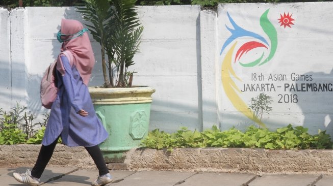 Mural dibuat guna menyambut dan memeriahkan Asian Games. [suara.com/Oke Atmaja]