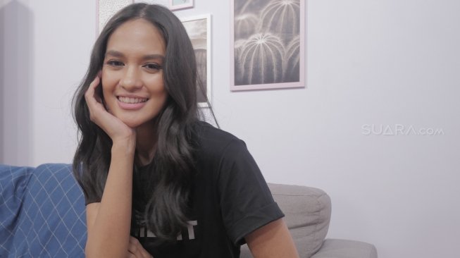 Artis Hana Malasan di kantor Suara.com. [Suara.com/Dendi Afriyan]