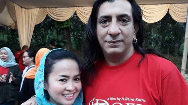 Maryati alias Munaroh dengan tokoh Si Doel lainnya, Adam Jagwani alias Hans. (Instagram)