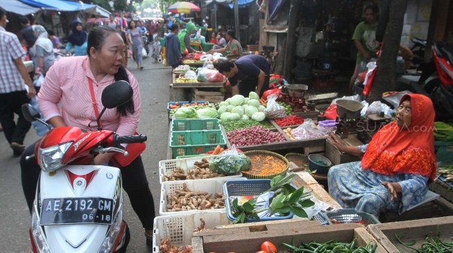 Pedagang kebutuhan pokok di Pasar Rumput, Jakarta, Selasa (3/7).