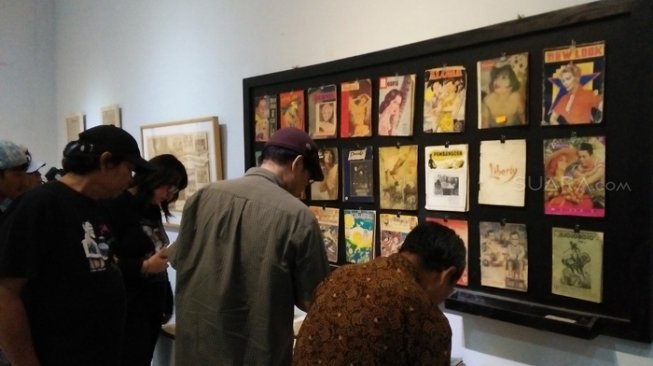 Pengunjung melihat majalah-majalah tempo dulu dalam pameran "Titi Mongso Pameran Koran dan Madjalah Tempo Dulu" di Bentara Budaya Yogyakarta, sejak tanggal 3 Juli sampai 11 Juli 2018. [Suara.com/Somad]