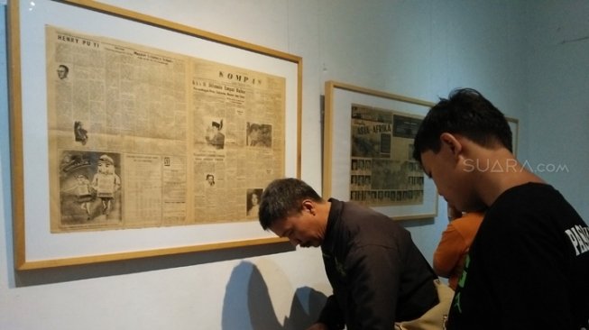 Pengunjung melihat surat kabar Kompas edisi pertama di pameran "Titi Mongso Pameran Koran dan Madjalah Tempo Dulu" di Bentara Budaya Yogyakarta, sejak tanggal 3 Juli sampai 11 Juli 2018. [Suara.com/Somad]