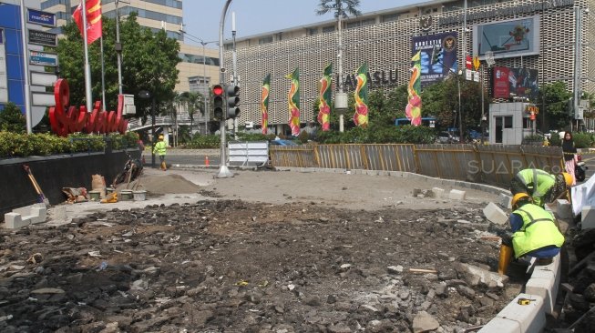 Penataan jalan dan pedestrian di Jalan MH Thamrin, Jakarta, Rabu (4/7).