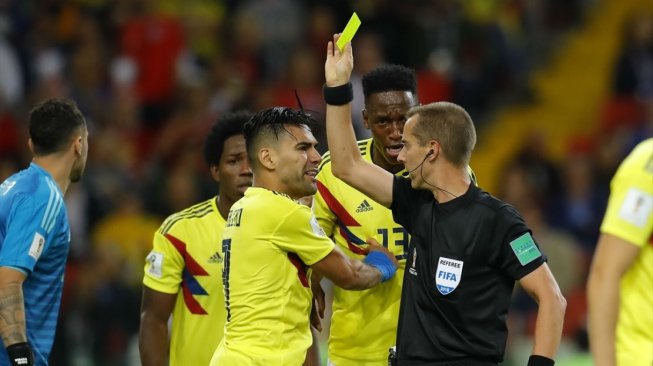 Wasit memberikan kartu kuning kepada kapten Kolombia, Radamel Falcao (ketiga dari kiri), dalam laga melawan Inggris di16 Besar Piala Dunia 2018 di Otkritie Arena, Rusia, Rabu (4/7). [Anadolu]