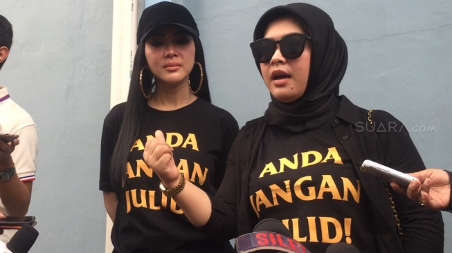 Syahrini bersama adik sekaligus manajer, Aisyahrani. (Sumarni/Suara.com)