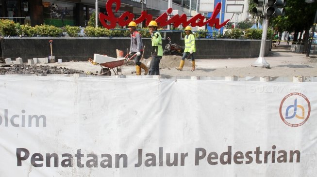 Penataan jalan dan pedestrian di Jalan MH Thamrin, Jakarta, Rabu (4/7).