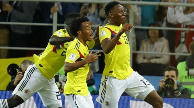 Bek Kolombia, Yerry Mina (kanan) merayakan gol ke gawang Inggris bersama kedua rekannya dalam babak 16 Besar Piala Dunia 2018 di Otkritie Arena, Rusia, Rabu (4/7/). [Anadolu]