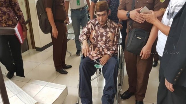 Gatot Brajamusti menggunakan kursi roda saat menjalani sidang. (Wahyu Tri Laksono/Suara.com)