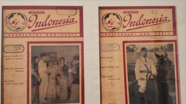 Halaman muka majalah Mimbar Indonesia di pameran "Titi Mongso Pameran Koran dan Madjalah Tempo Dulu" di Bentara Budaya Yogyakarta, sejak tanggal 3 Juli sampai 11 Juli 2018. [Suara.com/Somad]