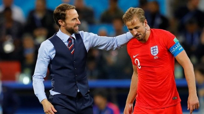 Manajer timnas Inggris Gareth Southgate menghampiri Harry Kane usai mengalahkan Kolombia. (Anadolu Agency)   