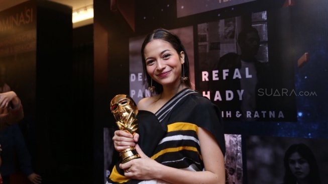 Putri Marino saat meraih piala Indonesia Movie Actor Awards (IMAA) 2018 untuk kategori Pendatang Baru Wanita Terbaik di kawasan Kebon Jeruk, Jakarta Barat, Rabu (4/7/2018) [Suara.com/Wahyu Tri Laksono]