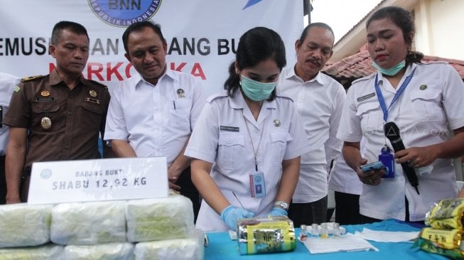 Kepala Badan Narkotika Nasional (BNN) Komjen Heru Winarko dan Deputi Pemberantasan BNN Irjen Arman Depari menyaksikan uji lab narkotika saat pemusnahan narkotika di Kantor BNN, Jakarta, Kamis (5/7/2018). [Suara.com/Muhaimin A Untung]