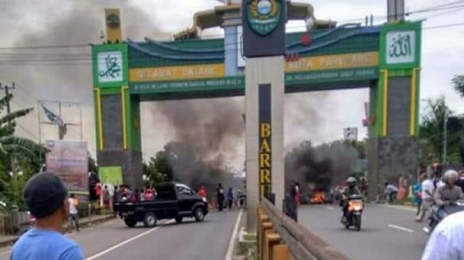 Buntut Pilkada Parepare, Masa Blokir Jalur Trans Sulawesi