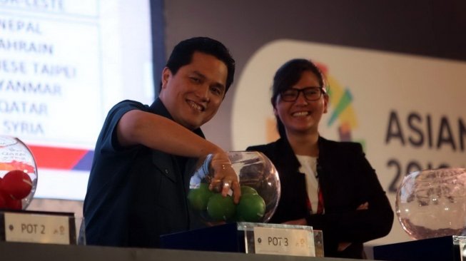 Ketua INASGOC Erick Thohir (kiri) menghadiri drawing tujuh cabor beregu Asian Games 2018 di Hotel JS Luwansa, Jakarta, Kamis (5/7). [Dok. Media INASGOC]