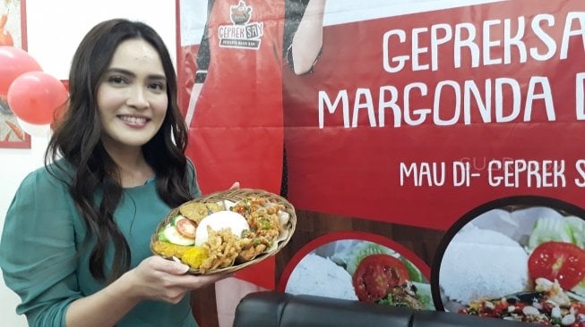 Shandy Aulia memperkenalkan bisnis kulinernya, Geprek SAy by Shandy Aulia. (Ismail/Suara.com)