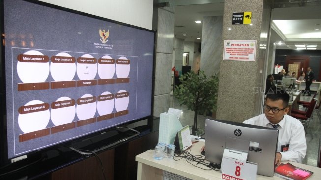 Suasana dan aktivitas di ruangan pendaftaran sengketa hasil pemilihan umum Gedung Mahkamah Konstitusi (MK), Jakarta, Kamis (5/7/2018). [Suara.com/Oke Atmaja]