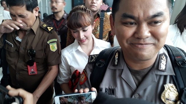 Roro Fitria saat tiba di Pengadilan Negeri Jakarta Selatan untuk menjalani sidang narkoba. (Wahyu Tri Laksono/Suara.com)