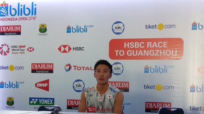 Tak Beri Ruang Anthony Lancarkan Smash, Momota ke Perempat Final