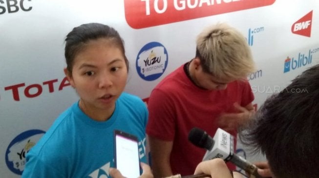 Pasangan ganda putri Indonesia, Greysia Polii/Apriyani Rahayu, usai menundukkan Anggia Shitta Awanda/Ni Ketut Mahadewi Istarani di babak kedua Indonesia Open 2018 BWF World Tour Super 1000 di Istora Senayan, Jakarta, Kamis (5/7). [Suara.com/Arief Apriadi]