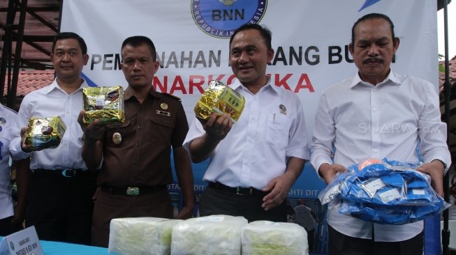 Kepala Badan Narkotika Nasional (BNN) Komjen Heru Winarko dan Deputi Pemberantasan BNN Irjen Arman Depari menunjukkan barang bukti saat pemusnahan narkotika di Kantor BNN, Jakarta, Kamis (5/7/2018). [Suara.com/Muhaimin A Untung]