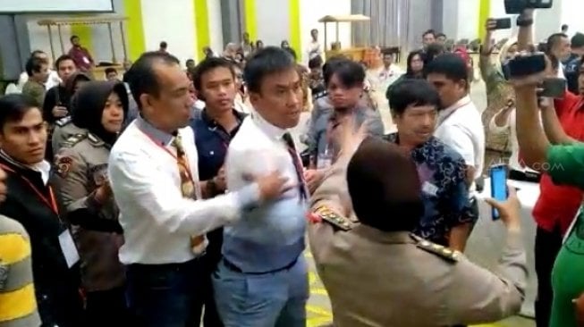 Rapat Rekapitulasi Pilkada Makassar Diwarnai Keributan