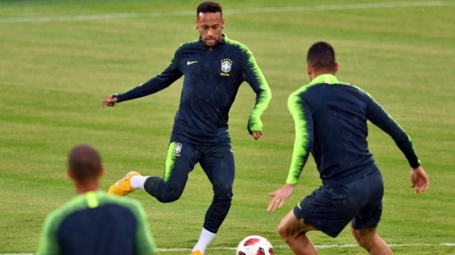 Mega bintang Brasil, Neymar (tengah), melakukan latihan bersama rekan-rekannya jelang melawan Belgia di Kazan Arena, Rusia, Sabtu (7/7) dini hari WIB. [AFP/Saeed Khan]