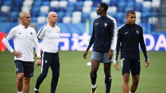 Pelatih Prancis Didier Deschamps berbicara kepada Paul Pogba dan Kylian Mbappe (kanan) saat sesi latihan. FRANCK FIFE / AFP