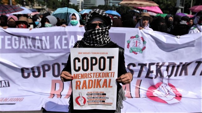 Ratusan massa kegiatan unjuk rasa bertajuk Aksi 67 Tegakkan Keadilan melakukan long march menuju Bareskrim Polri, Gedung KKP, Jalan Medan Merdeka Timur, Jumat (6/7/2018). [Suara.com/Muhaimin A Untung]