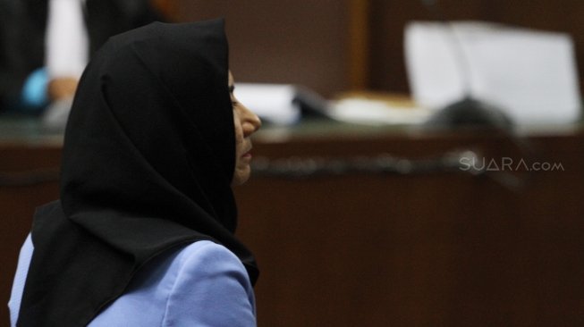 Bupati Kutai Kartanegara (Kukar) nonaktif Rita Widyasari saat menjalani sidang vonis di Pengadilan Tipikor, Jakarta, Jumat (6/7/2018), di mana dia divonis 10 tahun penjara. [Suara.com/Oke Atmaja]