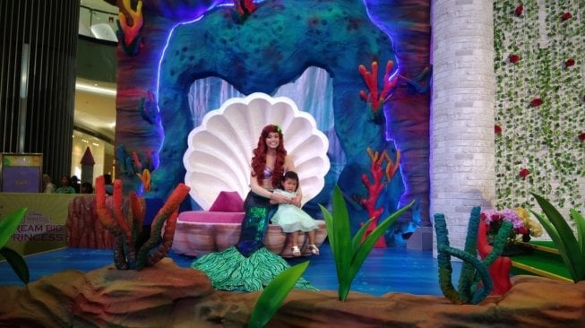 Suasana dunia bawah laut dari film The Little Mermaid berupa singgasana yang berbentuk karang besar dan dihiasi dengan karang-karang kecil di Lippo Mall Puri, Jakarta Barat. (Suara.com/Dinda Rachmawati)