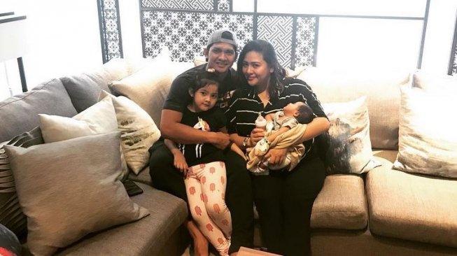 Iko Uwais bersama Audy dan dua anaknya. (Instagram)