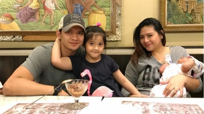 Iko Uwais bersama Audy dan dua anaknya. (Instagram)