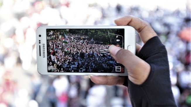 Ratusan massa kegiatan unjuk rasa bertajuk Aksi 67 Tegakkan Keadilan melakukan long march menuju Bareskrim Polri, Gedung KKP, Jalan Medan Merdeka Timur, Jumat (6/7/2018). [Suara.com/Muhaimin A Untung]