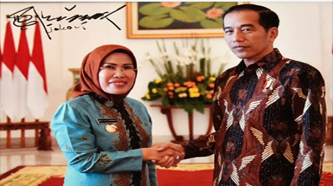 Bupati Perempuan Ini Foto Bareng Jokowi, Calon Wakil Presiden?