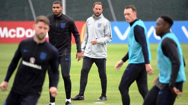 Pelatih timnas Inggris, Gareth Southgate (tengah), ambil bagian dalam salah satu latihan timnya di Repino, Rabu (4/7/2018), dalam rangka persiapan menghadapi Swedia di perempat final Piala Dunia 2018. [Paul ELLIS / AFP]