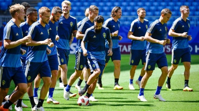 Para pemain timnas Swedia saat berlatih di Samara Arena, Rusia, Jumat (6/7/2018), jelang laga perempat final Piala Dunia 2018 menghadapi Inggris. [Alexander NEMENOV / AFP]