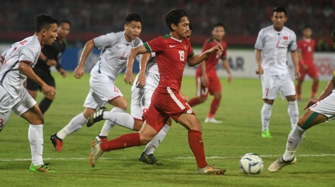 Pemain timnas Indonesia U-19, Hanis Saghara (tengah) dibayang-bayangi pemain Vietnam U-19 dalam laga penyisihan Grup A Piala AFF U-19 di Gelora Delta Sidoarjo, Jawa Timur, Sabtu (7/7/2018). [Antara/Zabur Karuru]