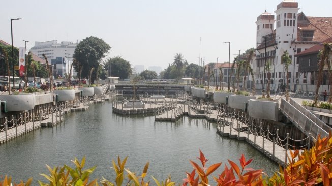 Suasana saat sebagian warga tampak beraktivitas di jalur pedestrian Kali Besar Kota Tua, Jakarta, Sabtu (7/7/2018). [Suara.com/Oke Atmaja]