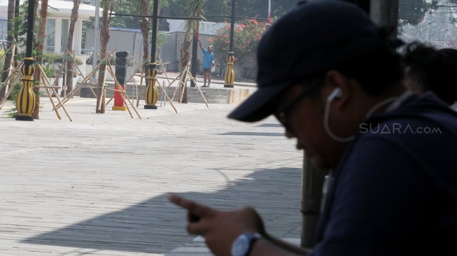 Suasana saat sebagian warga tampak beraktivitas di jalur pedestrian Kali Besar Kota Tua, Jakarta, Sabtu (7/7/2018). [Suara.com/Oke Atmaja]